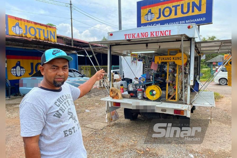 Mohd Azlan di hadapan kedai kunci bergeraknya yang beroperasi dari jam 2 petang hingga 6.30 petang di Gual Tinggi, Rantau Panjang.