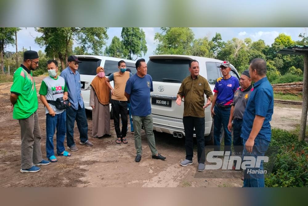 Andansura (empat dari kanan) dan penduduk mengadakan perbincangan bersama wakil pengusaha pasir dan balak di lokasi tapak pengumpulan di Kampung Bukit Palas, Cherating pada Selasa.