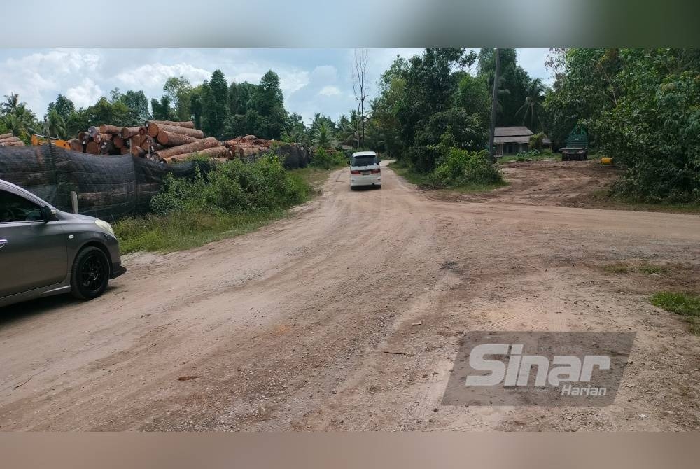 Penduduk bimbang balak yang dilonggokkan tergolek ke arah jalan dan boleh mengancam keselamatan pengguna.