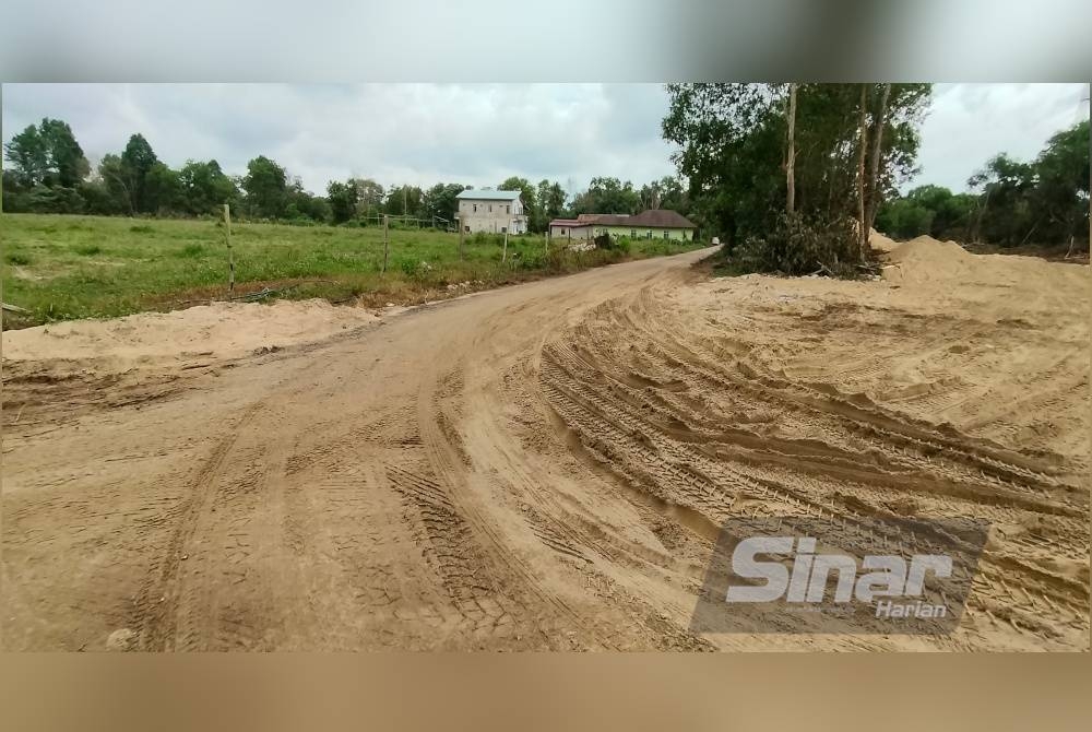 Keadaan jalan yang berpasir boleh mendatangkan risiko kepada pengguna terutama penunggang motosikal.