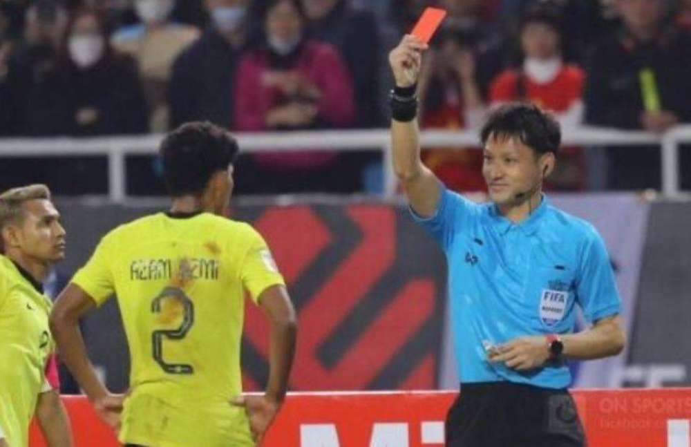 Sato melayangkan kad merah kepada Azmi ketika aksi Piala AFF 2022 di Stadium My Dinh pada Selasa lalu.
