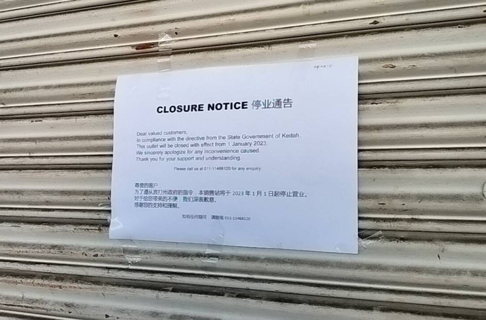 Notis penutupan premis perjudian bagi memaklumkan kepada pelanggan berhubung tindakan kerajaan yang tidak memperbaharui lesen berkenaan.