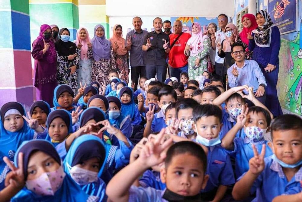 Onn Hafiz Ghazi (tengah) bersama kanak-kanak yang menghuni di PPR Kempas Permai, Johor Bahru, pada Selasa