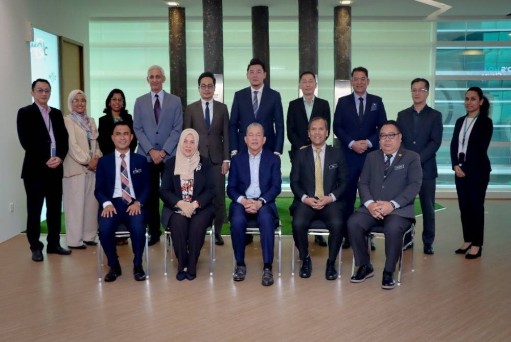 Fadillah (tengah di barisan hadapan) ketika lawatan ke MRC