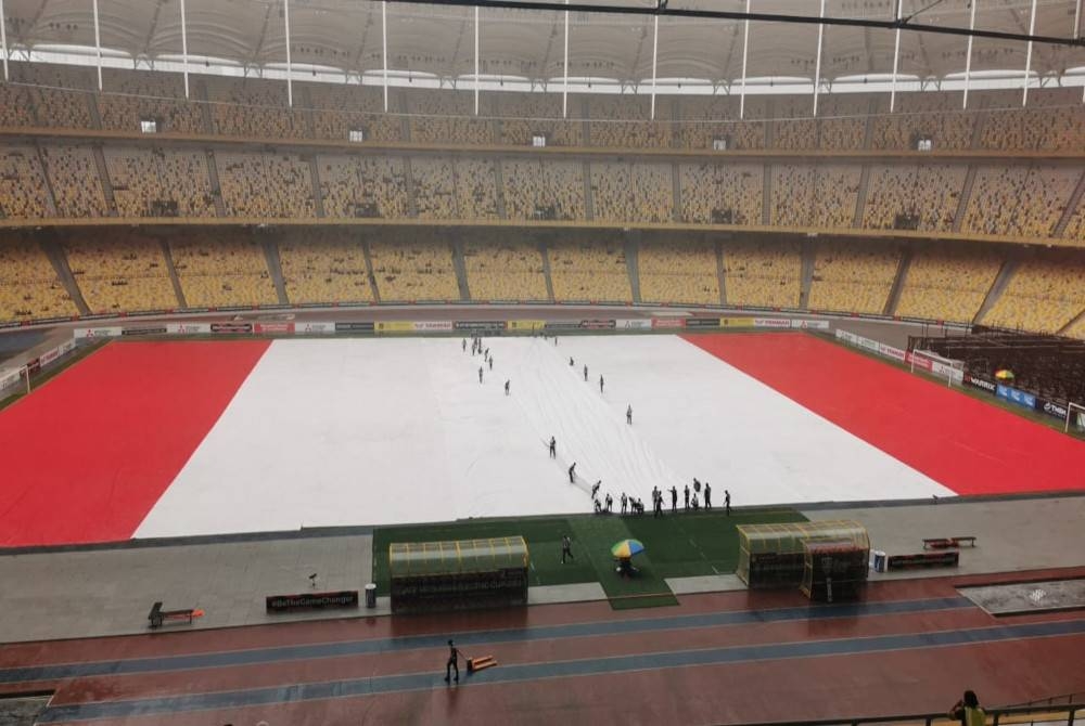 Kanvas yang menutupi lapangan Stadion Nasional, Bukit Jalil.
