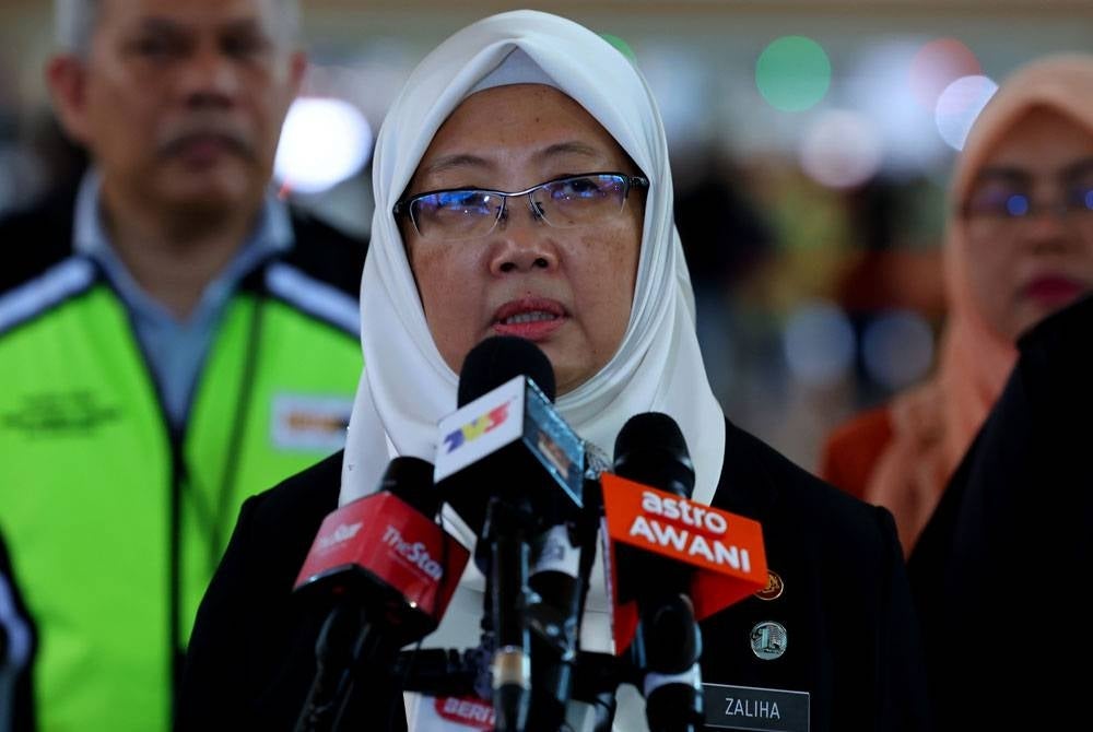 Menteri Kesihatan Dr Zaliha Mustafa pada sidang media selepas mengadakan lawatan ke Lapangan Terbang Antarabangsa Kuala Lumpur 2 (KLIA2) pada Selasa. - Foto: Bernama