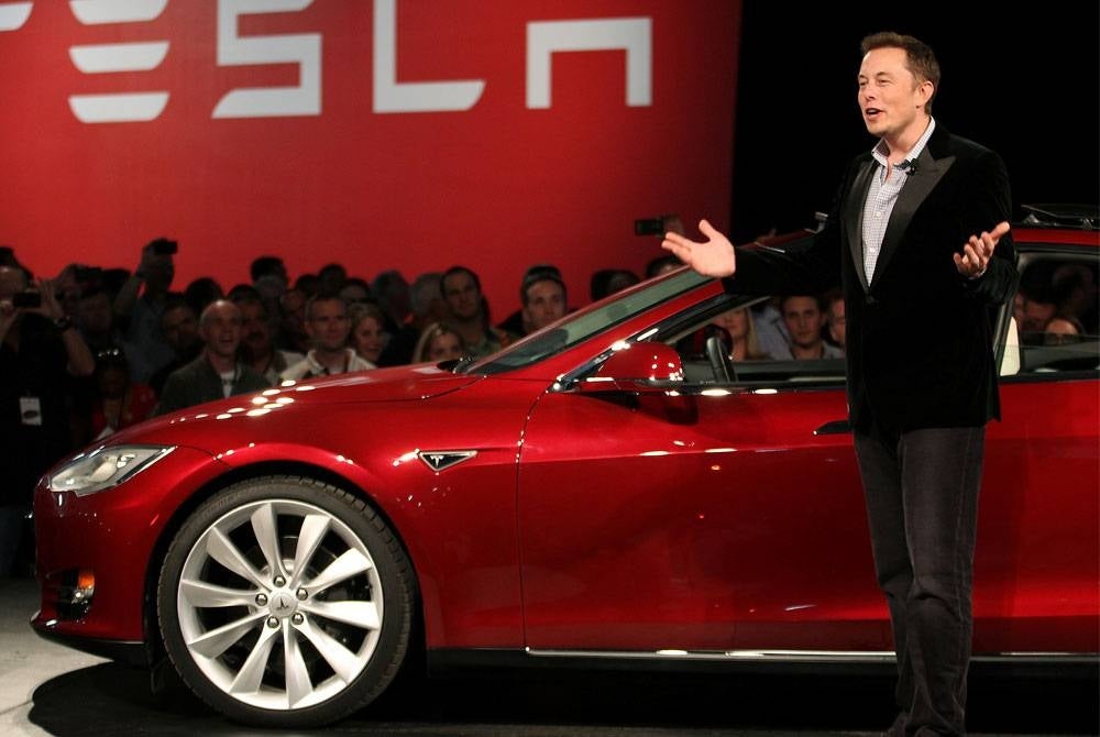 Saham Tesla dilaporkan menjunam sebanyak 65 peratus pada tahun lalu. - Foto Agensi