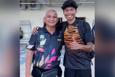 Amir (kiri) berharap Azeem berikan yang terbaik dalam akademik dan sukan sepanjang pengajian serta latihan di Universiti Auburn, Alabama. - Foto Agensi