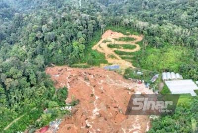 Kejadian tanah runtuh di tapak perkhemahan sebuah ladang organik di Father's Organic Farm, Gohtong Jaya, Batang Kali pada pertengahan Disember lalu. - FOTO ROSLI TALIB