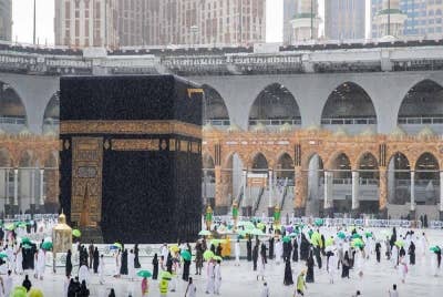 Hujan lebat disertai ketulan air batu selain ribut petir yang boleh menyebabkan banjir kilat diramal berlaku di kota suci Makkah yang menempatkan masjid paling suci umat Islam iaitu Masjidil Haram. - Gambar hiasan