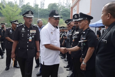 Saifuddin Nasution bersalaman dengan kakitangan Jabatan Penjara Malaysia ketika melakukan lawatan rasmi beliau di Jabatan Penjara Malaysia, pada Selasa. - Foto Bernama