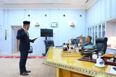 Mohamad Hamidi mengangkat sumpah jawatan sebagai Setiausaha Politik Menteri Besar Perak di hadapan Saarani di Pejabat Menteri Besar Perak di sini pada Selasa.