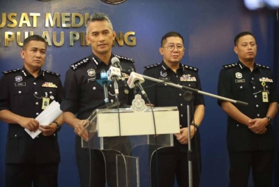 Mohd Suhaily (tengah) pada sidang akhbar di IPK Pulau Pinang pada Selasa.