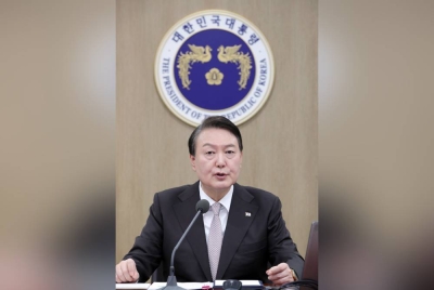 Gaji timbalan pengarah kanan dan pegawai tinggi dibekukan termasuk Presiden, Yoon Suk Yeol (gambar) dan Perdana Menteri, Han Duck-soo. - Foto EPA