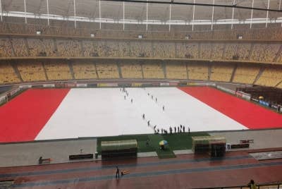 Kanvas yang menutup padang Stadium Nasional, Bukit Jalil.