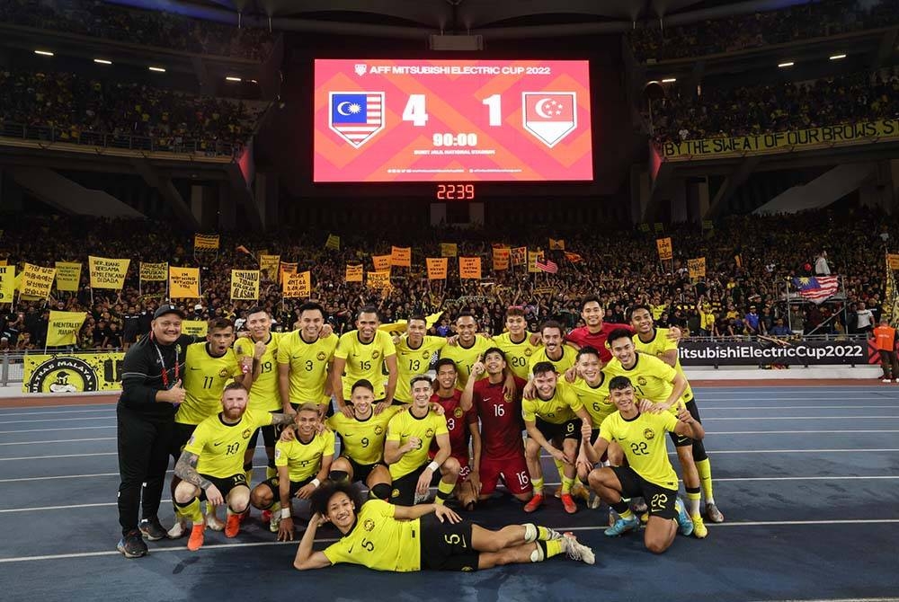 Pasukan kebangsaan meraikan kemenangan bersama 'Ultras Malaya' selepas berjaya menewaskan pasukan Singapura pada perlawanan Kumpulan B AFF Mitsubishi Electric Cup 2022 di Stadium Nasional Bukit Jalil pada Selasa. - Foto Bernama