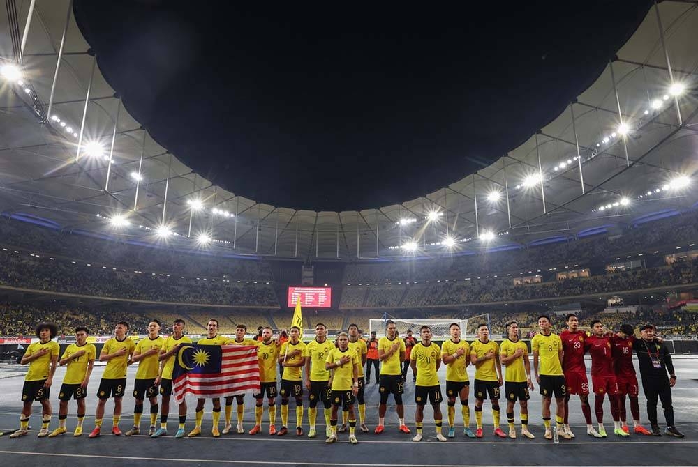 Pasukan kebangsaan meraikan kemenangan bersama 'Ultras Malaya' selepas berjaya menewaskan pasukan Singapura pada perlawanan Kumpulan B AFF Mitsubishi Electric Cup 2022 di Stadium Nasional Bukit Jalil pada Selasa. - Foto Bernama