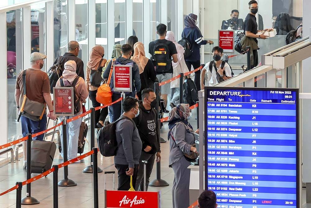 Penumpang yang mengalami isu penerbangan tertunda atau dibatalkan berhak menuntut pampasan daripada syarikat penerbangan. - Gambar hiasan