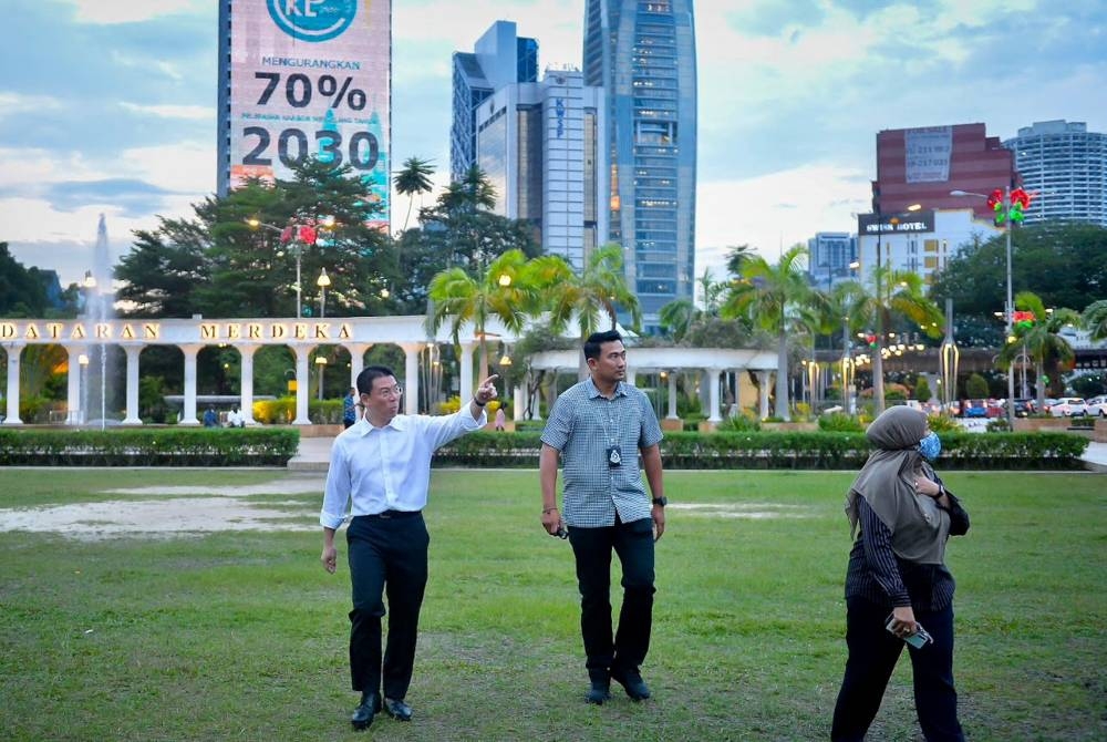 Kor Ming meninjau keadaan Dataran Merdeka, Kuala Lumpur.