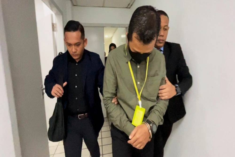 Tertuduh (depan) dihadapkan ke Mahkamah Sesyen di Kuala Terengganu, pada Rabu.