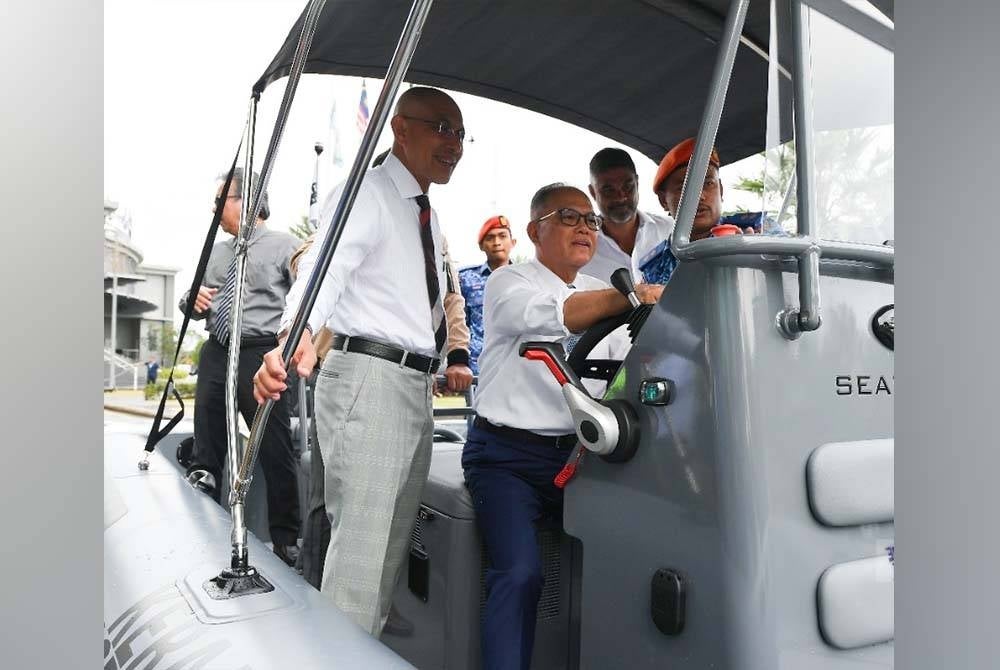 Wan Rosdy meninjau bot amfibia yang dimiliki kerajaan negeri ketika Majlis Penyerahan dan Handbook Pengurusan Banjir Pahang di pekarangan Kompleks MBK pada Rabu. - Foto Pahang Media