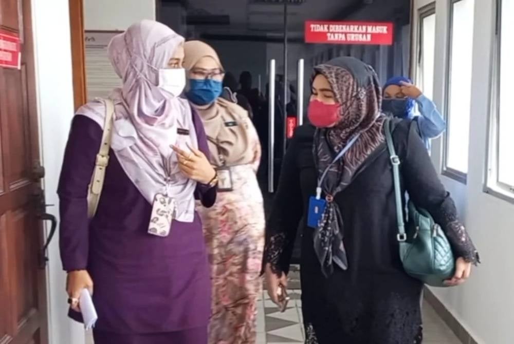 Tertuduh (kanan) dihadapkan di Mahkamah Sesyen Kuala Terengganu, pada Rabu atas dakwaan menyediakan klinik gigi swasta tanpa didaftarkan dua tahun lalu.