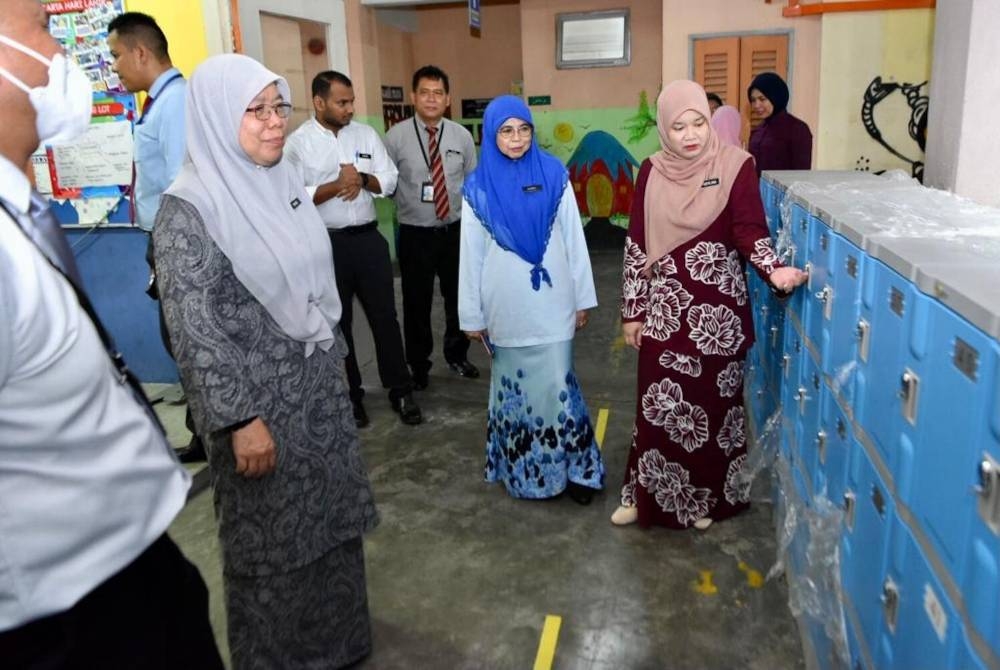 Fadhlina Sidek melakukan tinjauan di SK Cyberjaya pada Rabu.