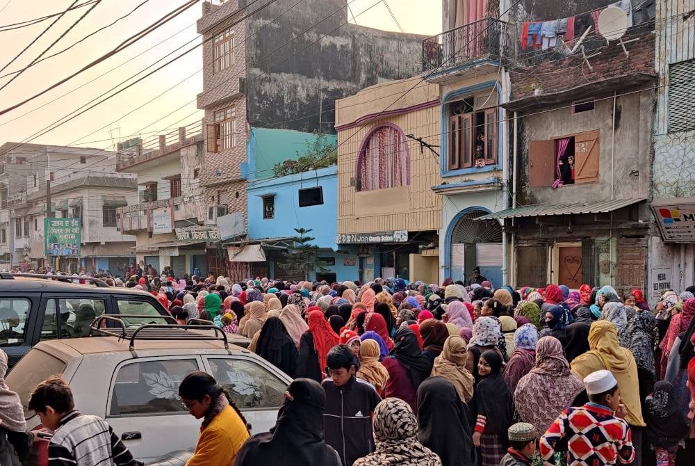 Ribuan penduduk di bandar Haldwani di Uttarakhand, memenuhi jalan-jalan raya di bandar ini dalam usaha untuk menyelamatkan rumah mereka daripada dirobohkan. - Foto Bernama