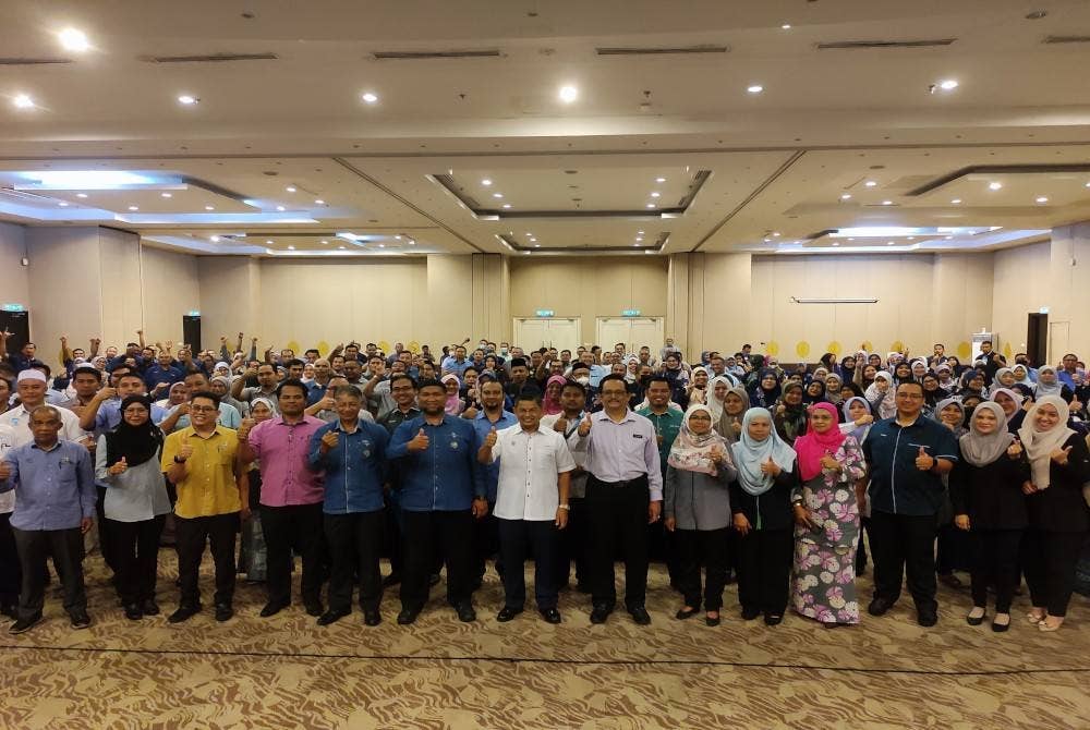 Dr Azman (tengah) ketika hadir pada majlis yang diadakan di Hotel Permai di sini pada Rabu.