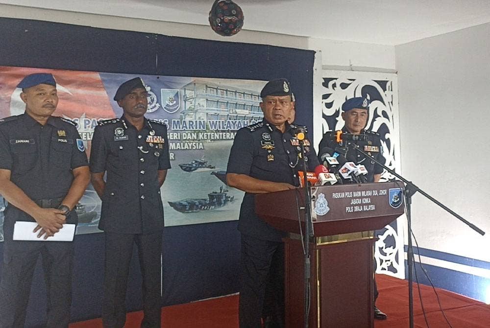 Kamarul Zaman pada sidang akhbar di Markas Pasukan Polis Marin Wilayah Dua, di sini, pada Rabu.