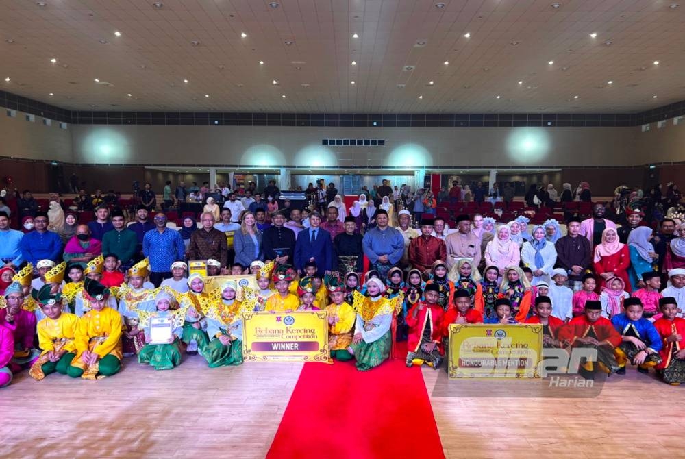 MCFreeters (tengah) bergambar bersama pewaris cilik tradisi dan budaya rebana kercing di Kelantan.