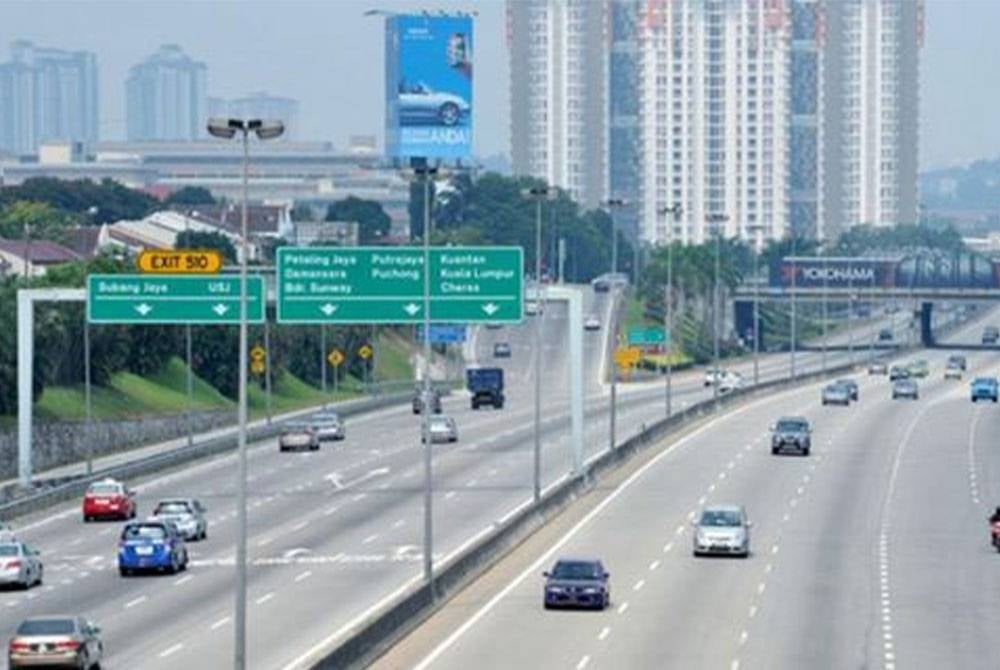 Lorong E20 Plaza Tol Kemuning Arah Timur akan ditutup sementara kepada pengguna Lebuh Raya Shah Alam (LSA) bermula Jumaat hingga Isnin ini. - Foto fail Bernama