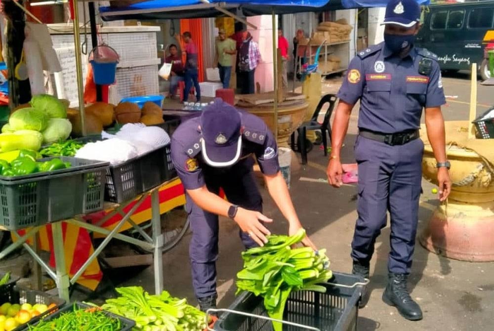 MPS melakukan sitaan barang jualan penjaja warga asing yang masih berdegil berniaga secara haram di kawasan Jalan Besar Selayang Baru