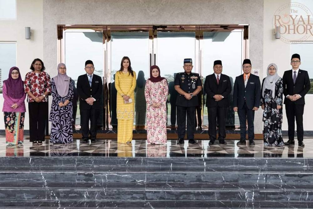 Raja Zarith Sofiah (tengah) berkenan mengadakan pertemuan dengan agensi kerajaan dan NGO di Istana Polo, Pasir Pelangi, Johor Bahru, pada Rabu.