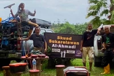 Berbekalkan wang sumbangan daripada ahli keluarga Al-Ahmadi, warga Puncak Bangi, Alumni Asasi Sains Universiti Malaya, Alumni Victoria Institution 1978 dan Alumni SIS 1976 diagihkan kepada mangsa banjir di Kelantan dan Terengganu.