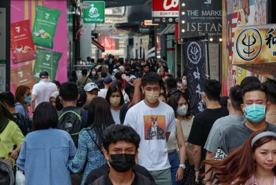 Sebahagian pengunjung yang menghabiskan masa bersiar-siar di sekitar kawasan tumpuan pelancong di Bukit Bintang sempena tahun baharu. - Foto Bernama