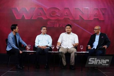 Program Wacana Sinar Harian bertajuk ‘Saman: Elak fitnah atau…’ bersama (dari kiri) moderator, Ismail Adnan; Ahli Parlimen Ledang, Syed Ibrahim Syed Noh; Ahli Majlis Pimpinan Tertinggi Bersatu, Dr Muhammad Faiz Na' Aman dan Pengamal Undang-undang, Ahmad Nizam Hamid yang berlangsung di Kompleks Kumpulan Karangkraf pada Selasa. - Foto SINAR HARIAN/MOHD HALIM ABDUL WAHID