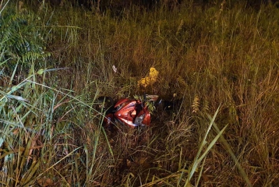 Mangsa meninggal dunia di tempat kejadian selepas motosikal ditungganginya terbabas ke dalam semak di jalan Tanjung Lumpur pada Selasa. - Foto JBPM