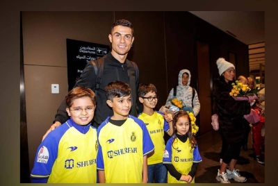 Ronaldo bersama penyokong cilik Al Nassr.