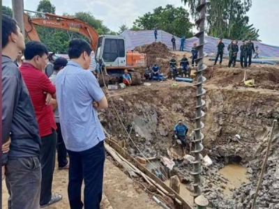 Anggota tentera dan pakar kejuruteraan bertungkus-lumus mengeluarkan lumpur dan air di kawasan tersebut bagi mengeluarkan batang tiang konkrit itu. - Foto Twitter/Rita Rosenfeld