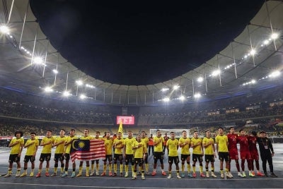Pasukan kebangsaan meraikan kemenangan bersama 'Ultras Malaya' selepas berjaya menewaskan pasukan Singapura pada perlawanan Kumpulan B AFF Mitsubishi Electric Cup 2022 di Stadium Nasional Bukit Jalil pada Selasa. - Foto Bernama