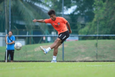 Lokman, orang asli pertama beraksi bersama Sri Pahang FC menjalani latihan bersama skuad tersebut. - Foto Bayu