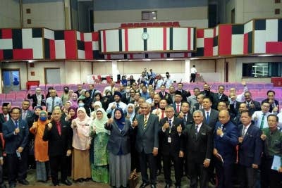 Khairudin (tengah) bersama-sama pengetua-pengetua sekolah di daerah Kinta Utara dan Kinta Selatan ketika Program Bual Bicara Bersama Pengetua Sekolah Menengah Negeri Perak di Dewan Serbaguna, Bangunan Perak Perak Darul Ridzuan di sini pada Rabu.