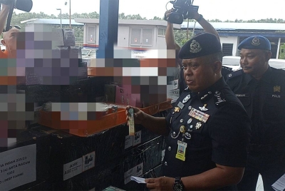 Kamarul Zaman melihat vape yang dirampas pada sidang akhbar di Markas Pasukan Polis Marin (PPM) Wilayah Dua pada Rabu.