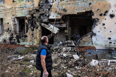 Andryi Pleshan, 60 tahun, memeriksa kemusnahan di sekitar tempat perlindungannya di bandar Izium, timur Ukraine pada 2 Januari 2023. - Foto AFP