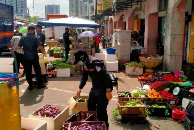 MPS melakukan sitaan barang jualan penjaja warga asing yang masih berdegil berniaga secara haram di kawasan Jalan Besar Selayang Baru