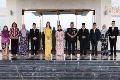 Raja Zarith Sofiah (tengah) berkenan mengadakan pertemuan dengan agensi kerajaan dan NGO di Istana Polo, Pasir Pelangi, Johor Bahru, pada Rabu.