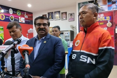 Shanmugam (dua,kiri) ketika sidang akhbar selepas mempengerusikan mesyuarat khas berhubung isu berkenaan di Bangunan Majlis Sultan Negeri (MSN) Melaka di Krubong, di sini, pada Rabu.