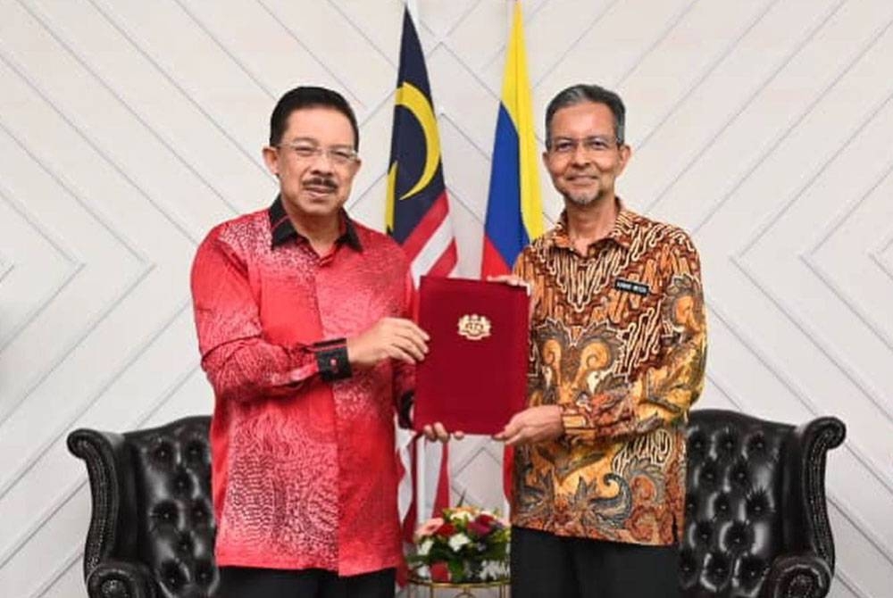 Ahmad Redza (kanan) dilantik sebagai Ketua Pengarah Kerja Raya berkuat kuasa Khamis.