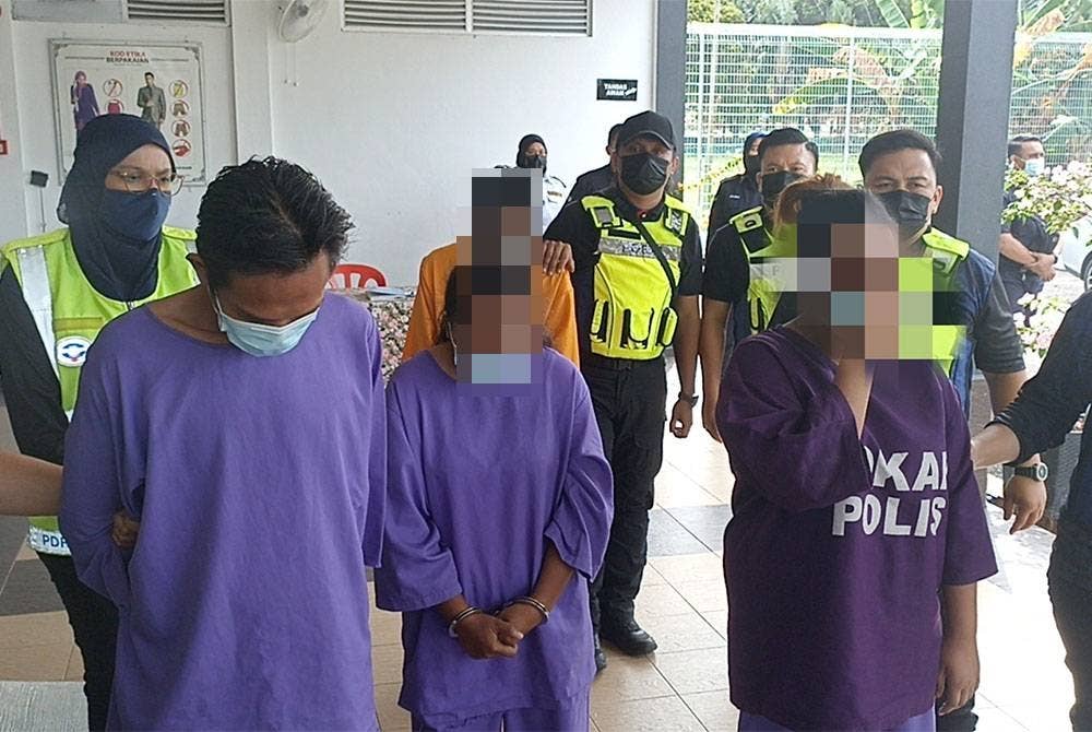 Tertuduh, Nurul Natashah (tiga dari kiri), Mohamad Izwan (kiri) dan remaja berusia 16 tahun (dua dari kiri) dihadapkan ke Mahkamah Majistret dan Mahkamah Sesyen Batu Pahat pada Khamis.